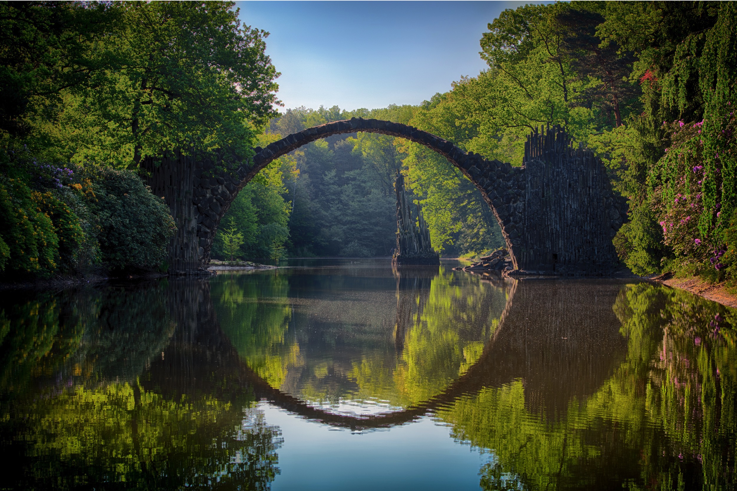 arch bridge-clouds-814499
